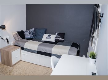 Roomgo ES - ¡Habitación con cama extensible en un piso de diseño al lado de la Sagrada Familia! RH4-R3, Sant Martí - 740 € por mes