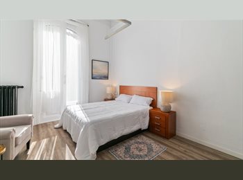Roomgo ES - Habitación premium con baño compartido en piso recién reformado en el centro de Barcelona, Eixample - 800 € por mes