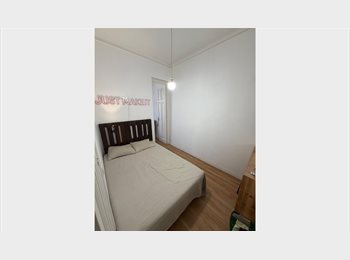 Roomgo ES - Habitación de dos estancias con balcón con vistas a la sagrada familia, Eixample - 700 € por mes