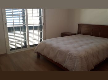 Roomgo PT - Quarto amplo bem mobilado com roupeiros embutidos e varanda.o e, Lisboa - 490 € Por mês