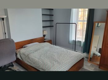 Roomgo UK - Spacious double bedroom in Peckham Zone 2, Peckham - £1,150 pcm