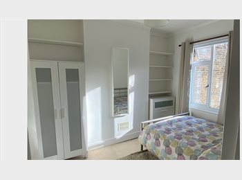Roomgo UK - Peckham Queens Road, Nunhead - £1,150 pcm