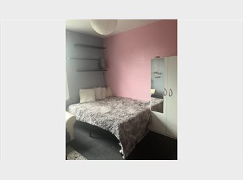 Roomgo UK - King-Size Double Room in Wanstead E11, Wanstead - £750 pcm