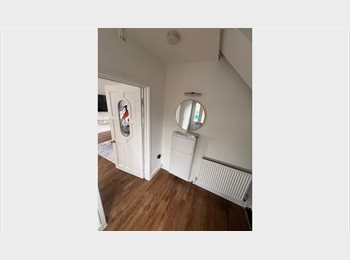 Roomgo UK - Spacious Double Bedroom | Bills Included | Parking | Excellent Transport Links, Prestolee - £690 pcm