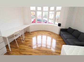 Roomgo UK - ⚡Beautiful Room in Streatham Hill!⚡, Streatham - £888 pcm