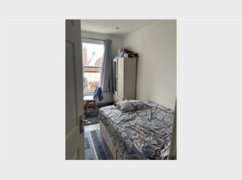 Roomgo UK - Female Preferred – Flat Share in Leytonstone E11 4PB, Leytonstone - £450 pcm
