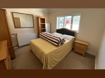 Roomgo UK - Double room furnished with WiFi TV close to town centre, Cirencester - £600 pcm