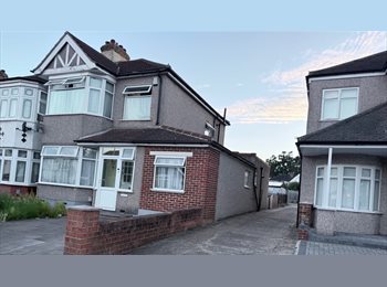 Roomgo UK - RM11 Hornchurch rooms available, Heath Park - £800 pcm