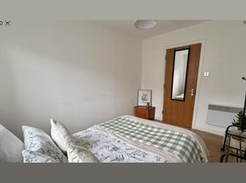 Roomgo UK - Spacious Double Room with Private Bathroom – Stratford E15, Old Ford - £1,155 pcm