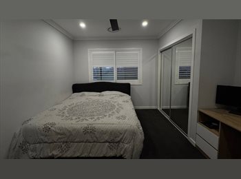 Roomgo AU - Furnished or unfurnished large room to rent with one couple, Maitland - $300 pw