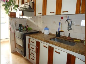 Roomgo BR - Alugo Quarto Grande, mobiliado e com internet, Flamengo - R$ 1.750 Por mês