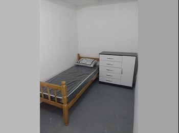 Roomgo BR - Vagas pensão quartos compartilhados duplos individuais, Penha - R$ 470 Por mês