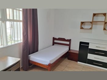 Roomgo BR - Suítes individuais p/ rapazes por $1.300,00 e $1.100,00 na Liberdade., Liberdade - R$ 1.300 Por mês