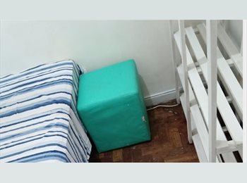 Roomgo BR - Quarto Pequeno Individual Apt. Copacabana, Ipanema - R$ 1.000 Por mês