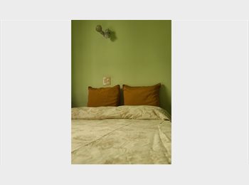 Roomgo BR - Quarto Enorme em Pensionato, Grajaú - R$ 1.695 Por mês