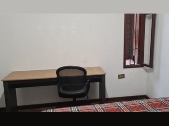 Roomgo BR - Quarto aconchegante metro Borba Gato, Campo Belo - R$ 1.700 Por mês