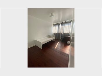 Roomgo CA - Private room available for a Female student or single female working professional, Toronto - $1,050 pcm