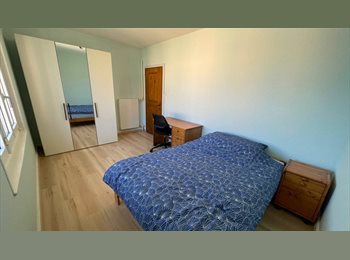 Roomgo CH - Chambre en colocation près de la gare, Neuchâtel - 850 CHF / Mois