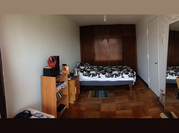 CompartoDepto CL - arriendo luminosa pieza con balcón, Santiago Centro - CH$300.000 por mes