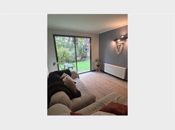 CompartoDepto CL - Arriendo amplia pieza y baño privado con calefacción y piscina en barrio tranquilo y bien conectado, La Reina - CH$430.000 por mes