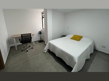 CompartoApto CO - Habitación amplia con baño privado y walk-in closet en Belén Rosales, Medellín - COP$ 1.800.000 por mes