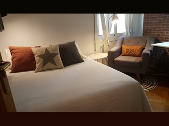 Roomgo ES - ¡Enorme y Luminosa Habitación en Dúplex con Sala de Cine! RH2-R4, Barcelona - 940 € por mes
