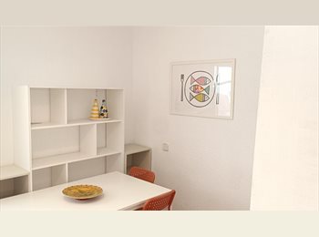 Roomgo ES -  Habitaciones disponibles en piso amplio y tranquilo junto al Palacio Real, Centro Ciudad - 600 € por mes