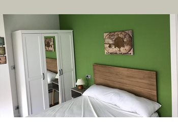 Roomgo ES - Alquilo habitación con exterior, muy luminosa  y amueblada en Pamplona., Pamplona - 390 € por mes
