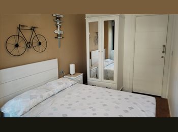 Roomgo ES - Alquilo habitación grande, amueblada, da a la calle., Pamplona - 390 € por mes