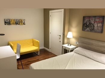 Roomgo ES - Alquilo habitación con ventanal a exterior y amueblada en Pamplona. Curso 2026-2027., Pamplona - 450 € por mes