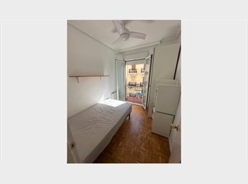 Roomgo ES - Habitación amplia + vestidor/estudio privado, Moncloa - 782 € por mes