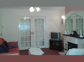 Roomgo IE - Large room in welcoming family home. 5-Day Week Rental (Sun–Fri), Dublin - €650 pcm