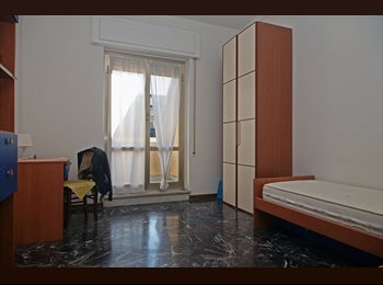 Roomgo IT - Affitto camera singola a studentessa, Genova - 350 € al mese