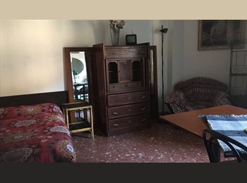 Roomgo IT - Near F.A.O / Near American University of Rome and J. Cabot a big room with balcony, Trastevere-Borgo - 500 € al mese