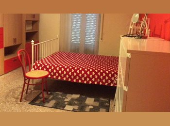 Roomgo IT - Stanza matrimoniale luminosa  con balcone , salottino tv, Marconi-Ostiense - 470 € al mese