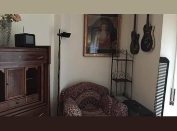 Roomgo IT - Near J.Cabot University e FAO ( centro storico)con terrazzino, Trastevere-Borgo - 500 € al mese
