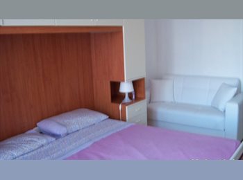 Roomgo IT - Ampia camera per ragazza uso singolo letto matrimoniale, Verona - 380 € al mese