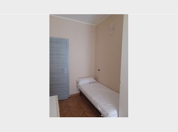 Roomgo IT - Singola arredata con letto, armadio, scrivania, Centrale - Loreto - 700 € al mese