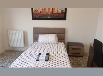 Roomgo IT - Stanza singola con balcone, Centrale - Loreto - 550 € al mese