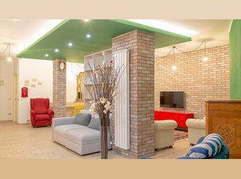 Roomgo IT - Stanza Singola con Bagno Privato Zona Certosa, Cesano Boscone - 850 € al mese