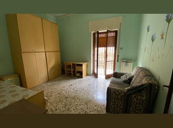 Roomgo IT - Fittasi a studenti camera singola in appartamento al centro della città, vicino facoltà Agraria e ai, Portici - 300 € al mese