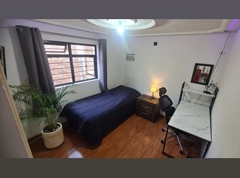 Roomgo MX - Cuarto en renta frente a estación del tren Unidad Deportiva, Guadalajara - MX$4,200 por mes