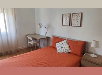 Roomgo PT - Arrendo quartos em Odivelas com contrato, Lisboa - 380 € Por mês