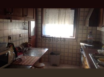 Roomgo PT - Quarto individual a menina estudante ou recém licenciada, Porto - 380 € Por mês