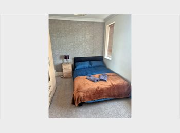 Roomgo UK - Newly renovated 5 bedroom Clean house Kettering, Kettering - £700 pcm