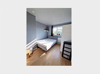 Roomgo UK - Quiet and peaceful house with lovely double room, Blackfen - £700 pcm