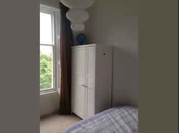 Roomgo UK - Double room in large comfortable flat close to city centre, Craigmillar - £480 pcm