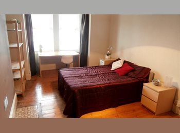 Roomgo UK - Lovely Large Double Short Walk from Gateshead Metro, Gateshead - £550 pcm