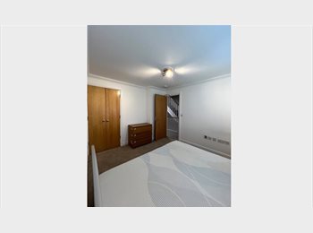 Roomgo UK - Double Room - Newly Refurbished House | Horsham, Horsham - £849 pcm