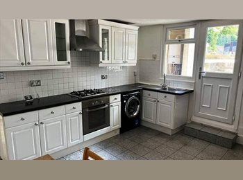 Roomgo UK - Spacious and well-presented 2 bedroom flat located in Stamford Hill, London N16., Stamford Hill - £2,200 pcm